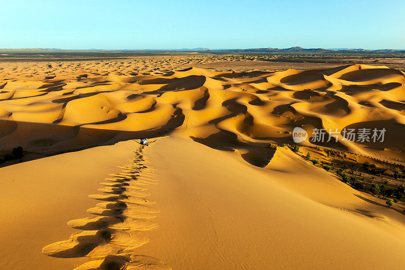 在Erg Chebbi沙漠的沙子，Merzouga，摩洛哥，北非